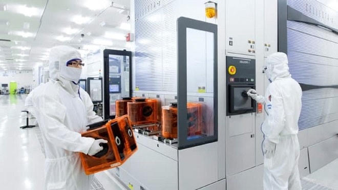 Kỹ sư sửa máy từ xa thông qua kính thông minh