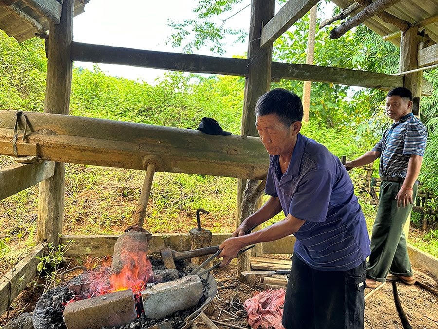 Độc đáo nghề rèn của người Mông