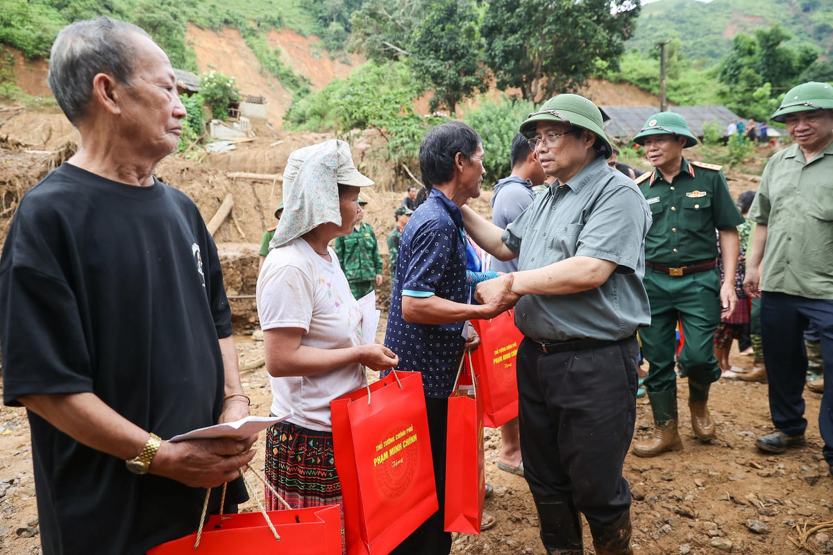 Thủ tướng tới Điện Biên, thăm hỏi người dân, chỉ đạo khắc phục hậu quả thiên tai nặng nề- Ảnh 15.