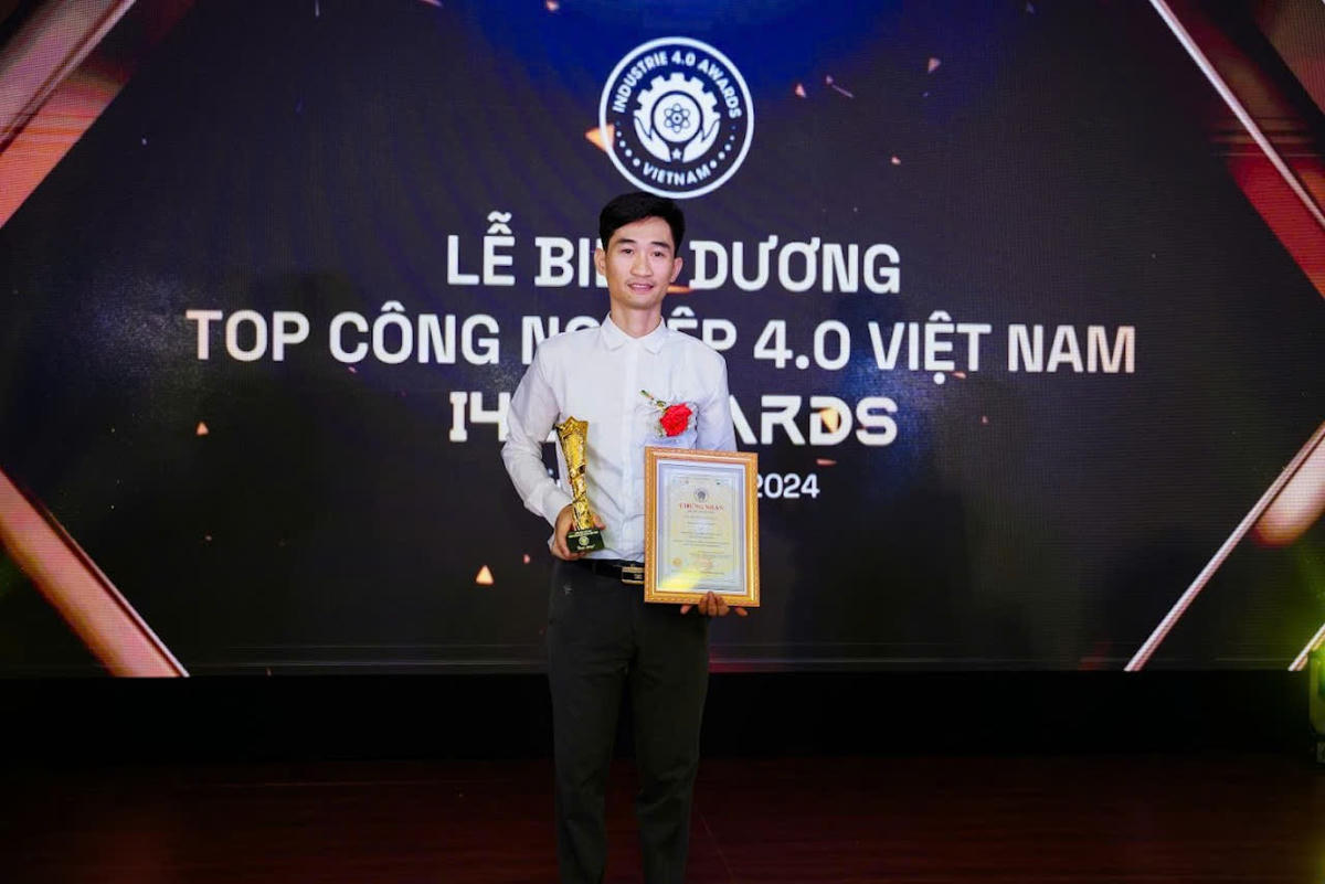 Ông Hoàng Văn Tuấn, Giám đốc Hợp tác xã trà an toàn Phú Đô nhận giải thưởng TOP công nghiệp 4.0 Việt Nam - Industrie 4.0 Awards lần thứ Ba năm 2024 tại Hà Nội.