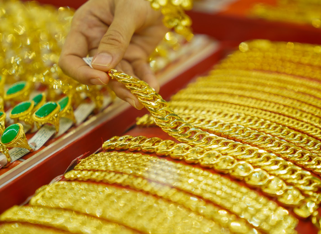 Giá vàng hôm nay ngày 25/2 biến động nhiều hướng- Ảnh 1.