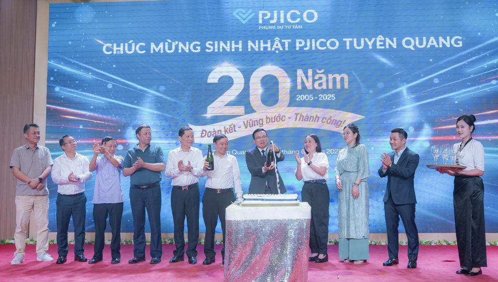 Khui champagne chúc mừng kỷ niệm