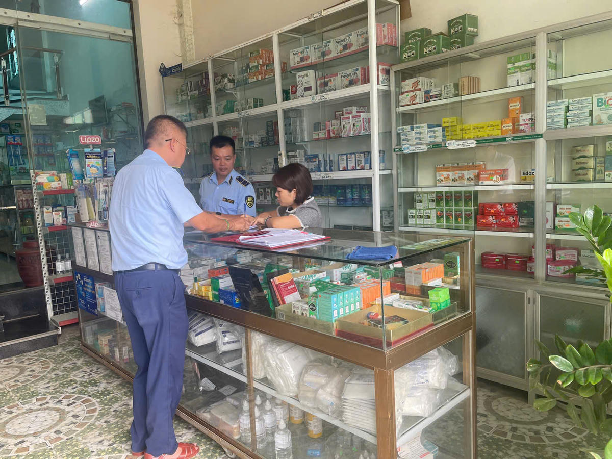 Đội Quản lý thị trường số 2 kiểm tra đột xuất đối với 10 cơ sở kinh doanh thuốc tân dược trên địa bàn.