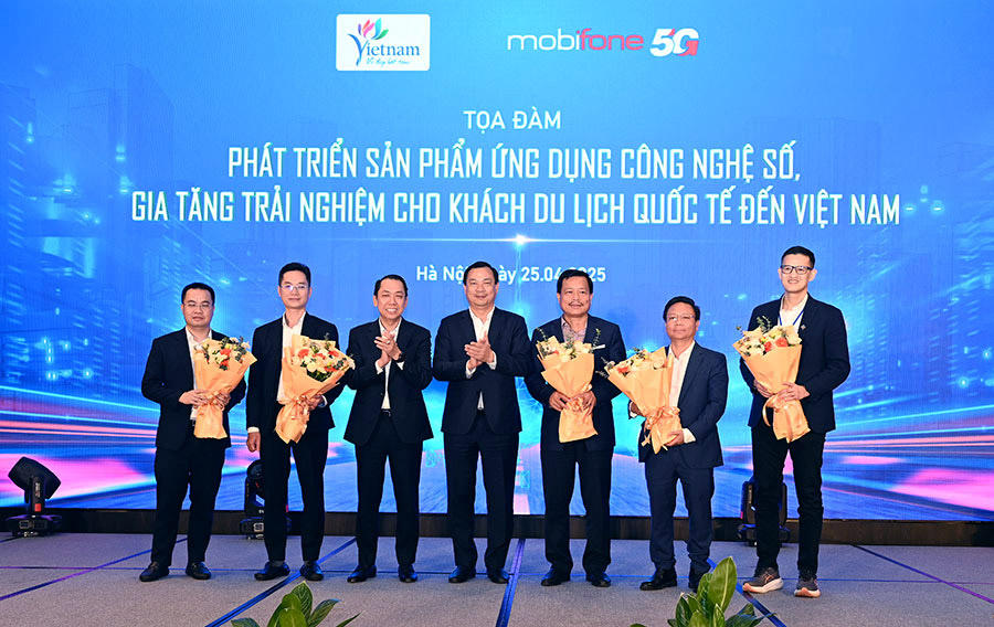 Cục trưởng Cục Du lịch Quốc gia Việt Nam Nguyễn Trùng Khánh và Phó Tổng Giám đốc Tổng Công ty Viễn thông Mobifone Bùi Sơn Nam tặng hoa chúc mừng các diễn giả. Ảnh: TITC