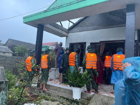 Mưa lớn, nước lên nhanh, nhiều tuyến đường ở Huế ngập nặng