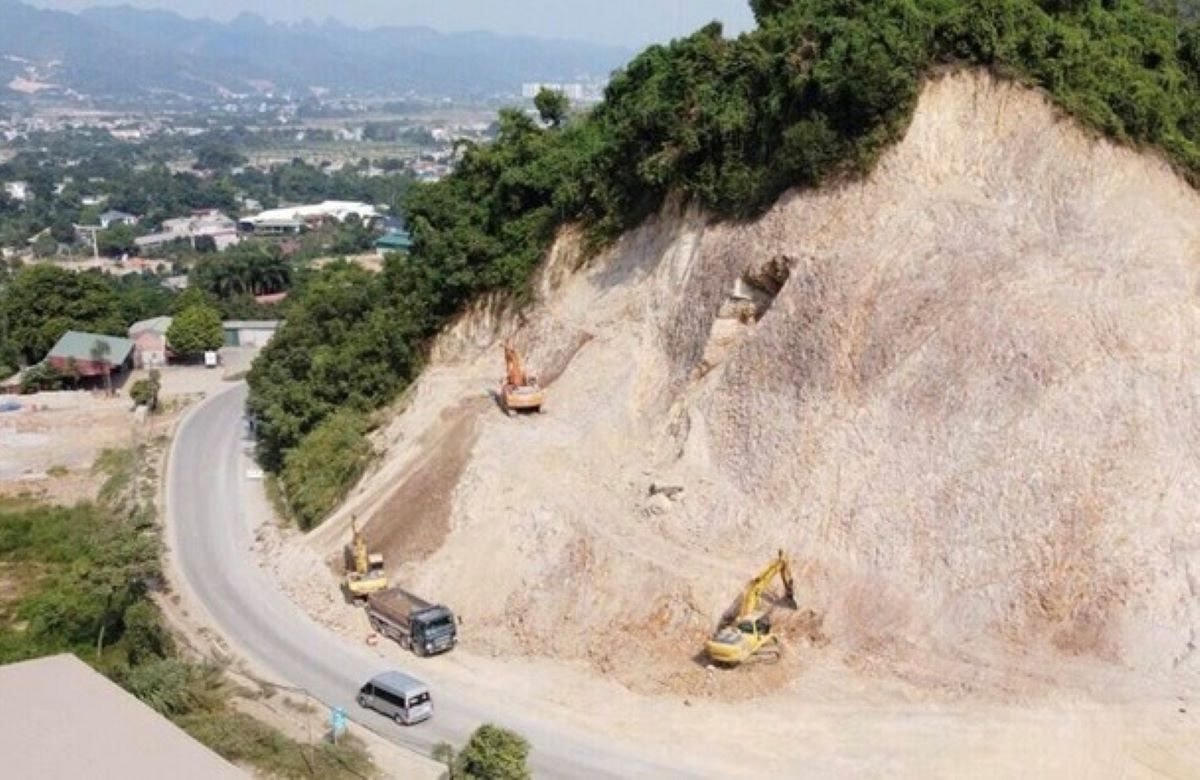 Triển khai phương án nổ mìn xử lý nguy cơ mất an toàn ở Dốc Cun