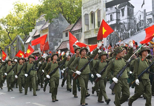 Tái hiện hình ảnh đoàn quân tiến về Hà Nội trong thời khắc lịch sử ngày 10/10/1954. (Ảnh: Lao động Thủ đô)