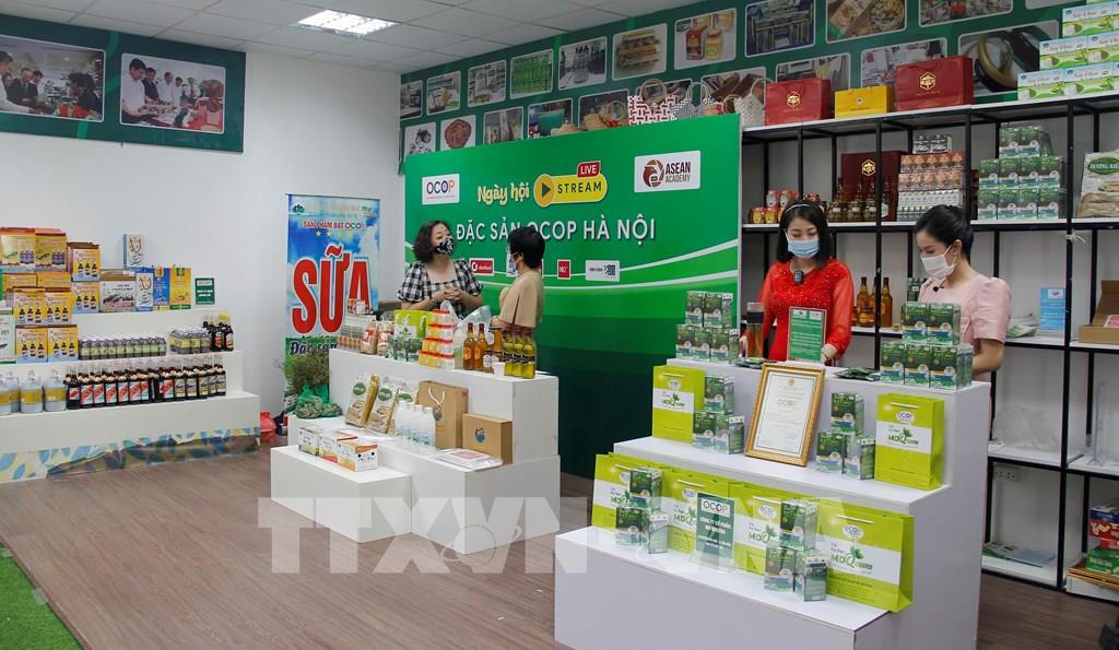 Chủ thể sản phẩm OCOP ở Hà Nội giới thiệu sản phẩm, quy trình sản xuất, chế biến an toàn đến khách hàng. Ảnh: TTXVN