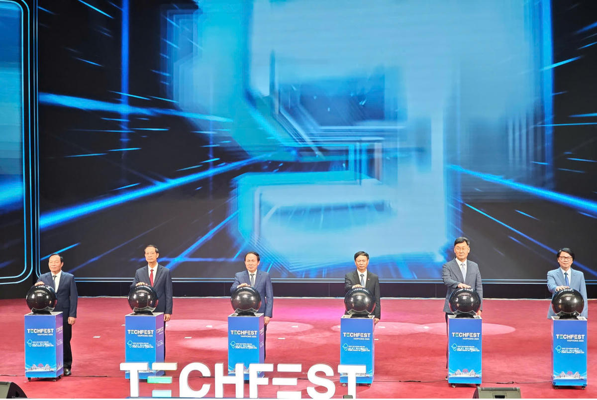 Lãnh đạo Bộ Khoa học & Công nghệ, lãnh đạo TP Hải Phòng nhấn nút khai mạc Techfest Hải Phòng 2025. Ảnh: PT. 