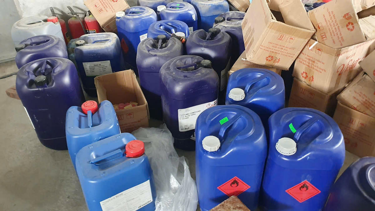 Nguyên liệu dùng sản xuất nước giặt tại hiện trường.