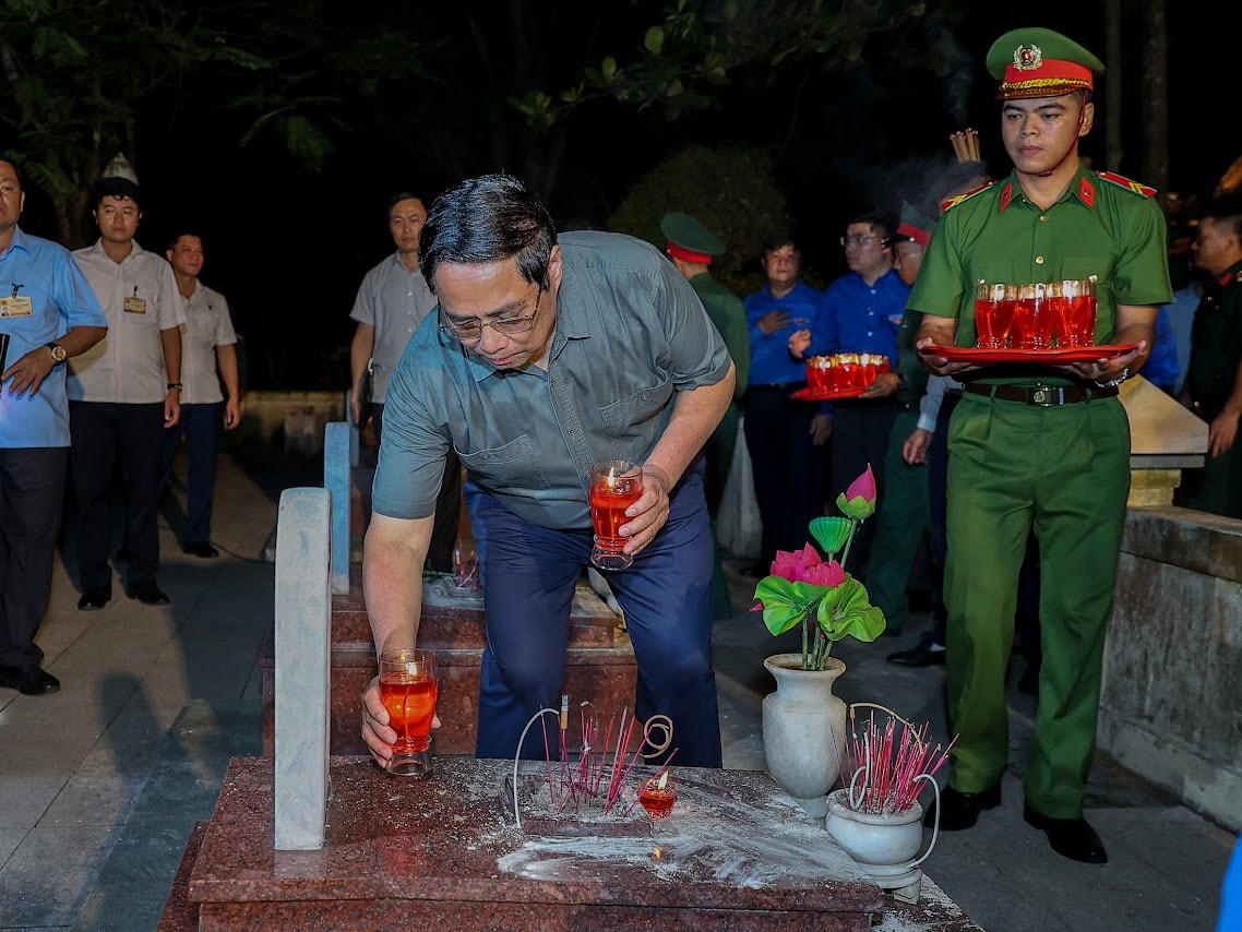 Thủ tướng: Các Anh hùng liệt sĩ đã làm rạng rỡ non sông, đất nước ta- Ảnh 10.