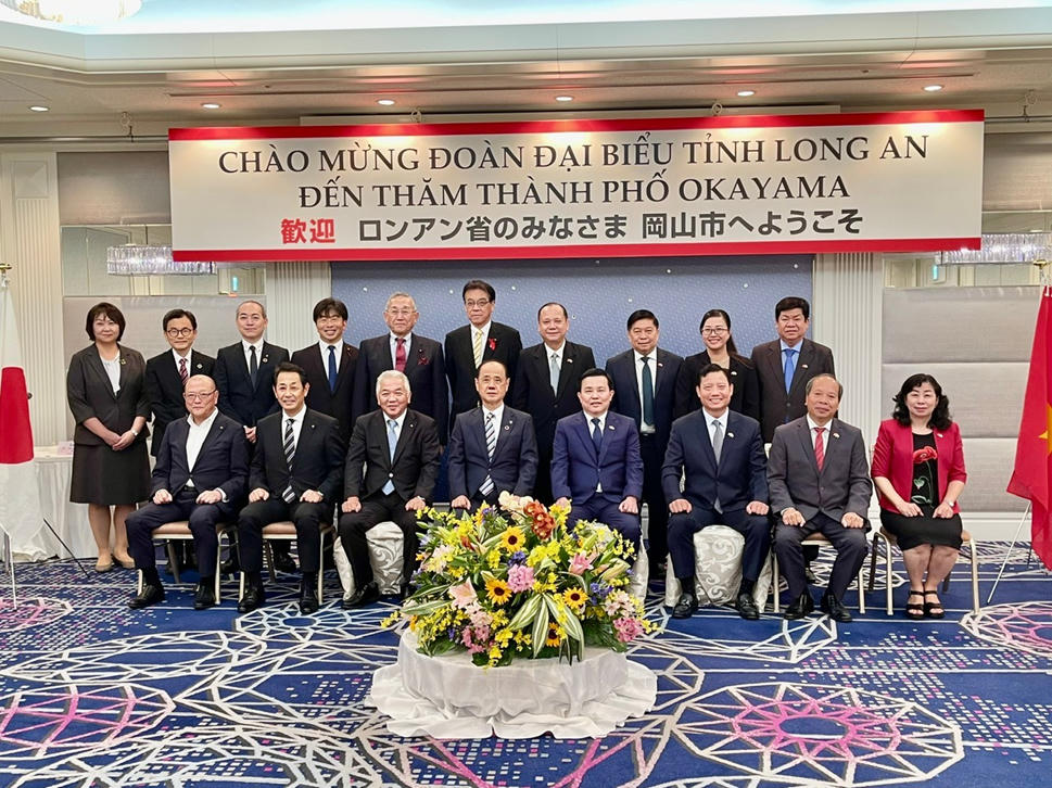 Đoàn chụp hình lưu niệm cùng Thị trưởng thành phố Okayama.