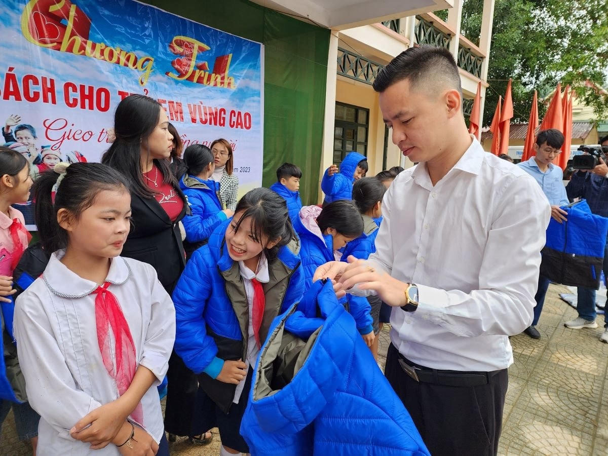 Trao sách và áo ấm cho học sinh vùng cao Thanh Hoá