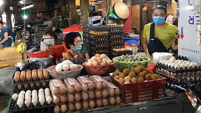 Giá trứng, rau quả lại tăng vọt: Bình ổn giá ở đâu?