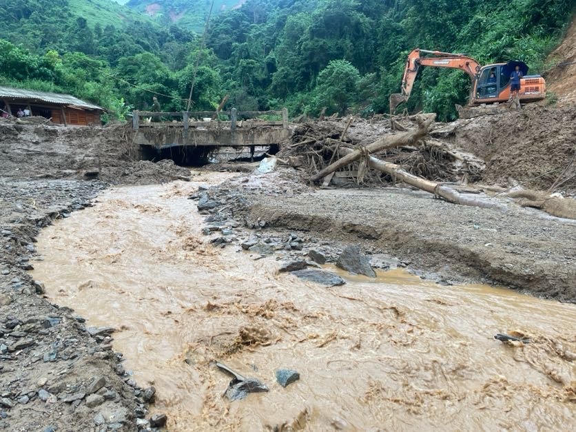 Thủ tướng tới Điện Biên, thăm hỏi người dân, chỉ đạo khắc phục hậu quả thiên tai nặng nề- Ảnh 13.