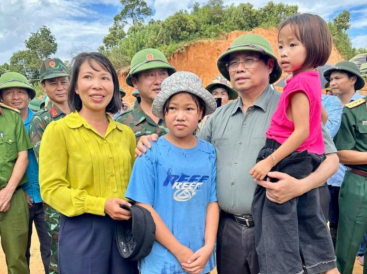 Thủ tướng tới Điện Biên, thăm hỏi người dân, chỉ đạo khắc phục hậu quả thiên tai nặng nề- Ảnh 16.