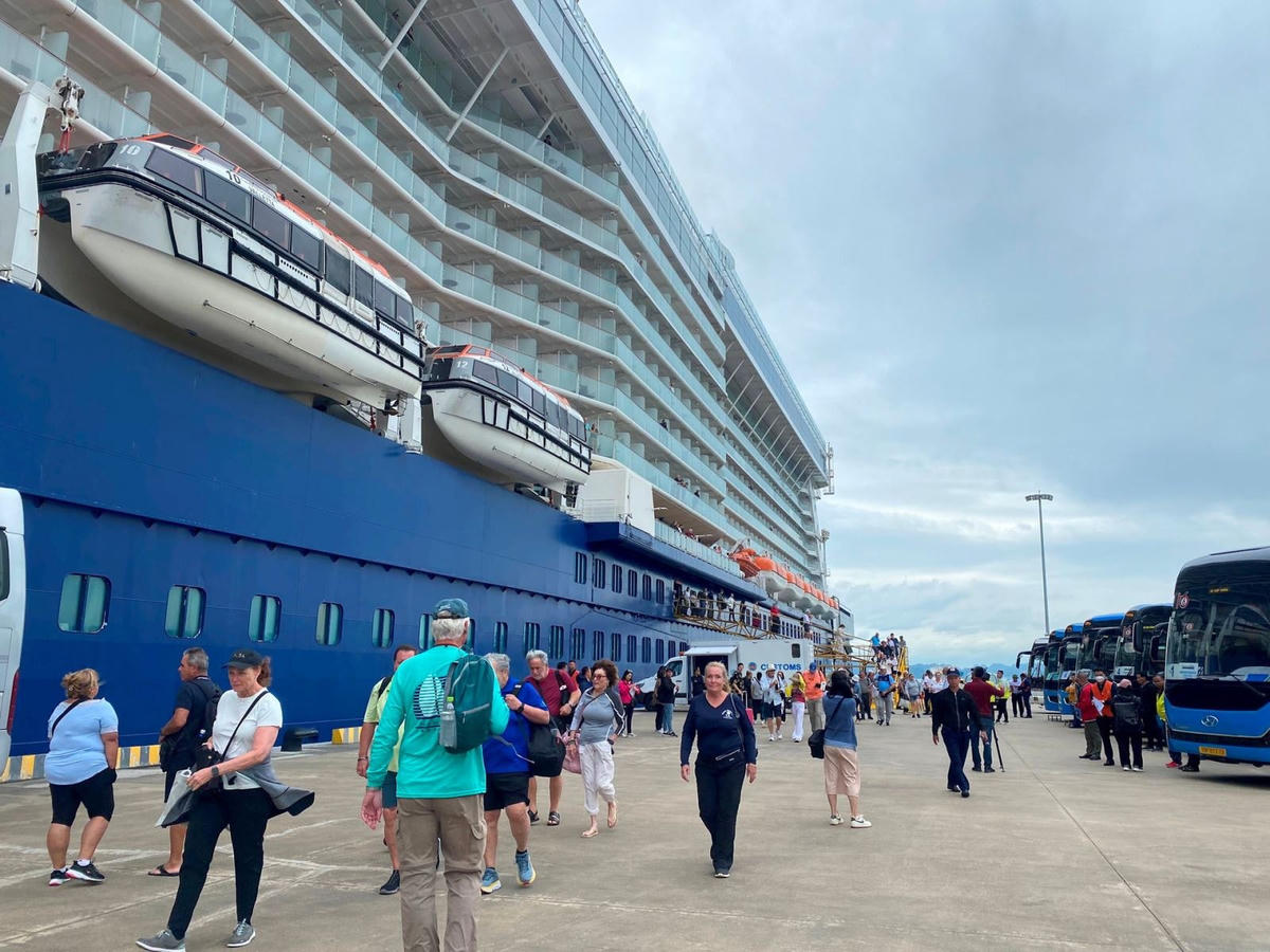 Hạ Long đón 2 siêu tàu biển hạng sang