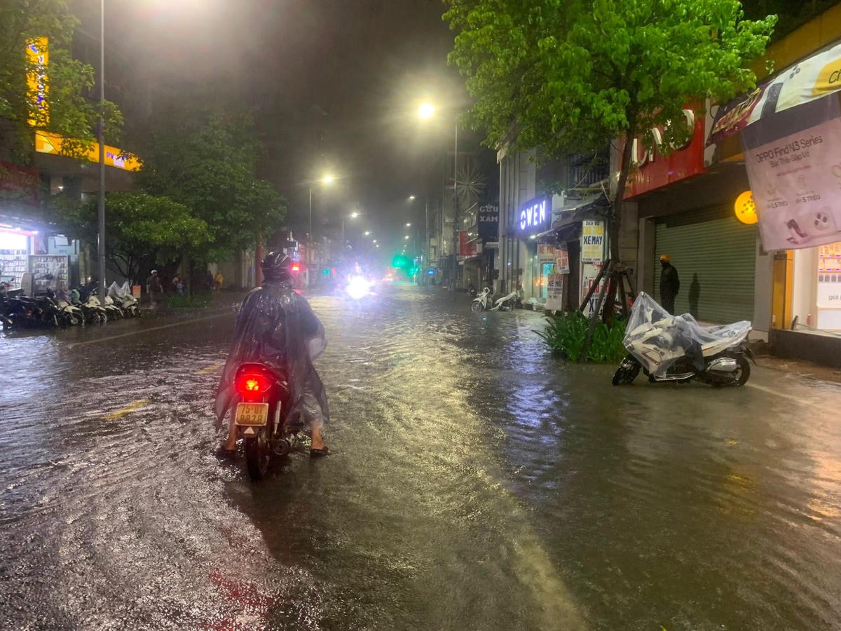 Mưa lớn, nước lên nhanh, nhiều tuyến đường ở Huế ngập nặng