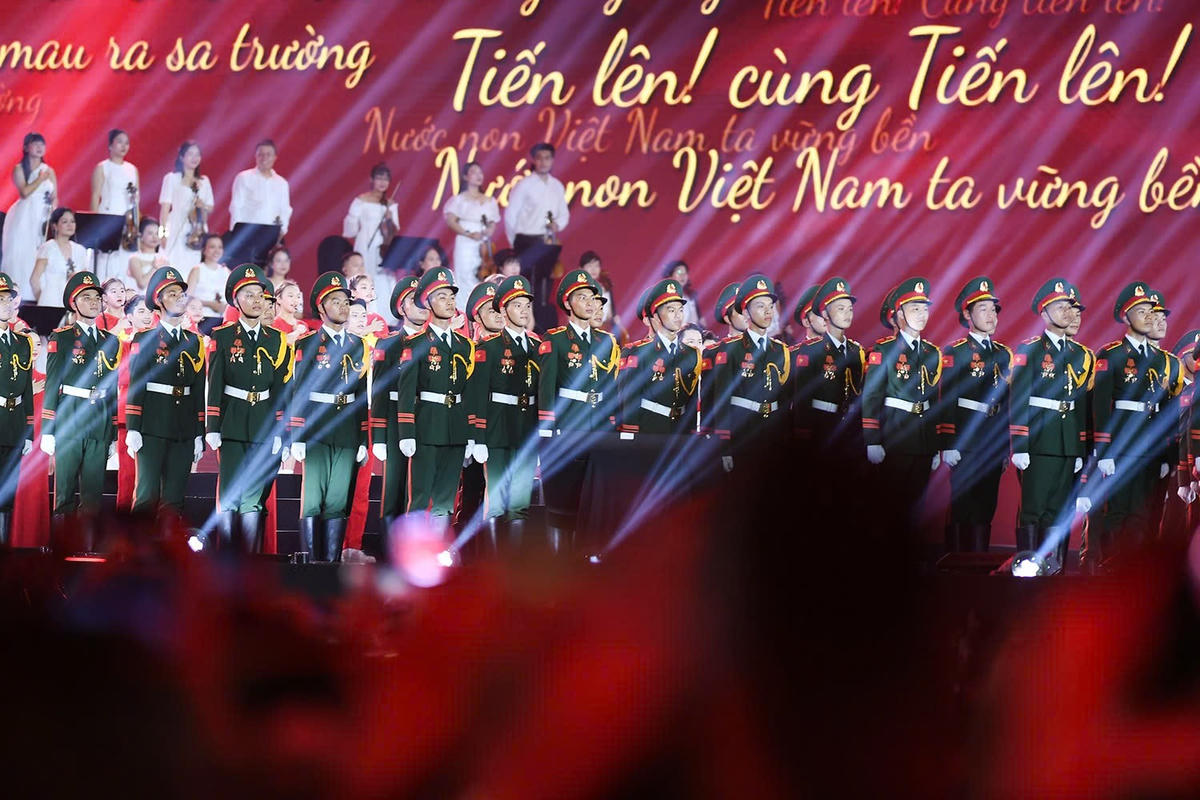 Quân nhân Trường Sĩ quan Lục quân 1 tham gia biểu diễn.