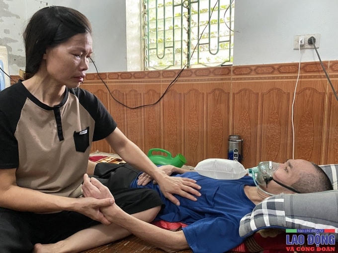 Chị Nguyễn Thị Bình phải nghỉ việc ở công ty điện tử để chăm sóc chồng - Ảnh: MINH KHÔI