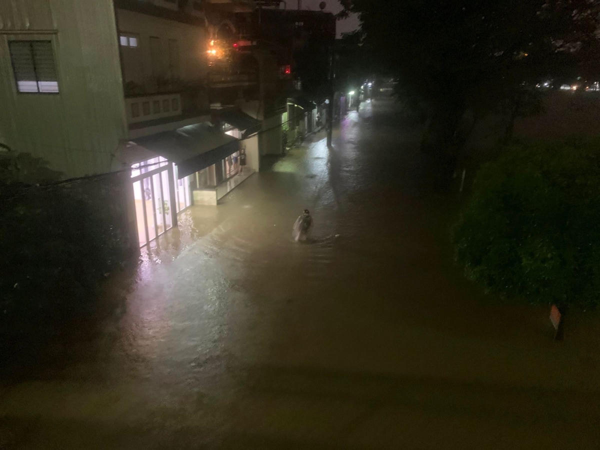 Mưa lớn, nước lên nhanh, nhiều tuyến đường ở Huế ngập nặng