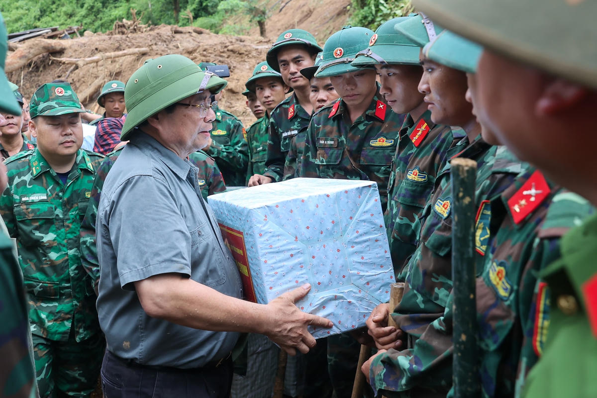 Thủ tướng tới Điện Biên, thăm hỏi người dân, chỉ đạo khắc phục hậu quả thiên tai nặng nề- Ảnh 11.