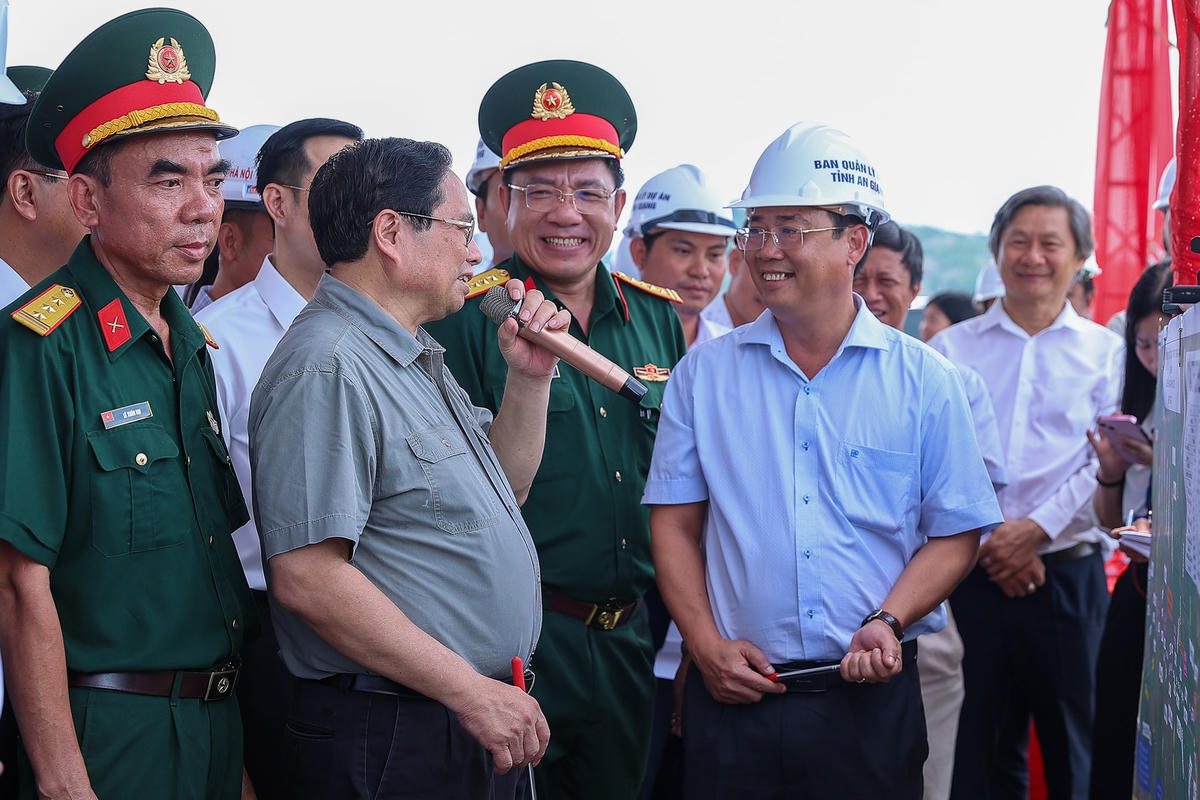 Thủ tướng kiểm tra công trường, chỉ đạo thông tuyến 2 dự án cao tốc tại ĐBSCL vào 19/12/2025- Ảnh 3.