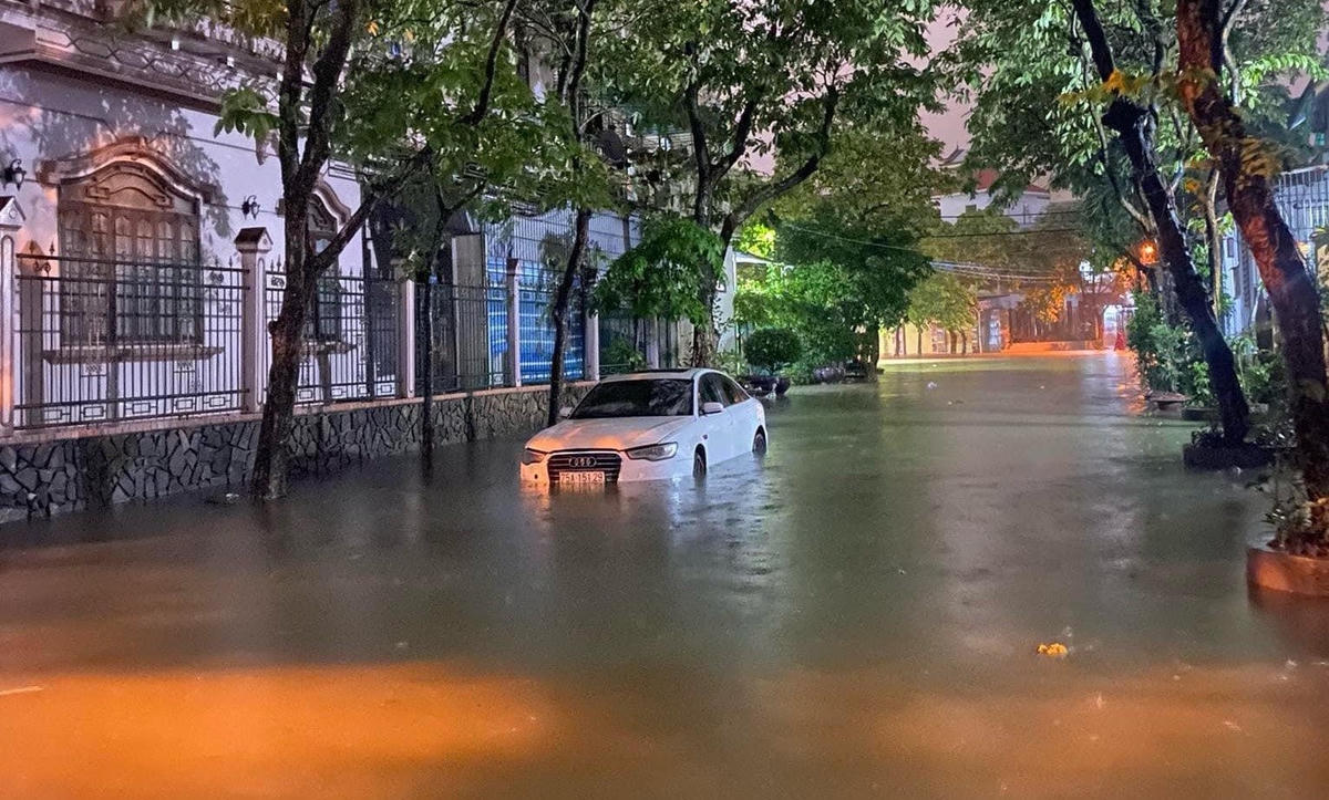 Mưa lớn, nước lên nhanh, nhiều tuyến đường ở Huế ngập nặng