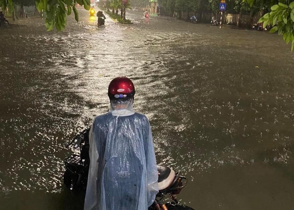 Mưa lớn, nước lên nhanh, nhiều tuyến đường ở Huế ngập nặng
