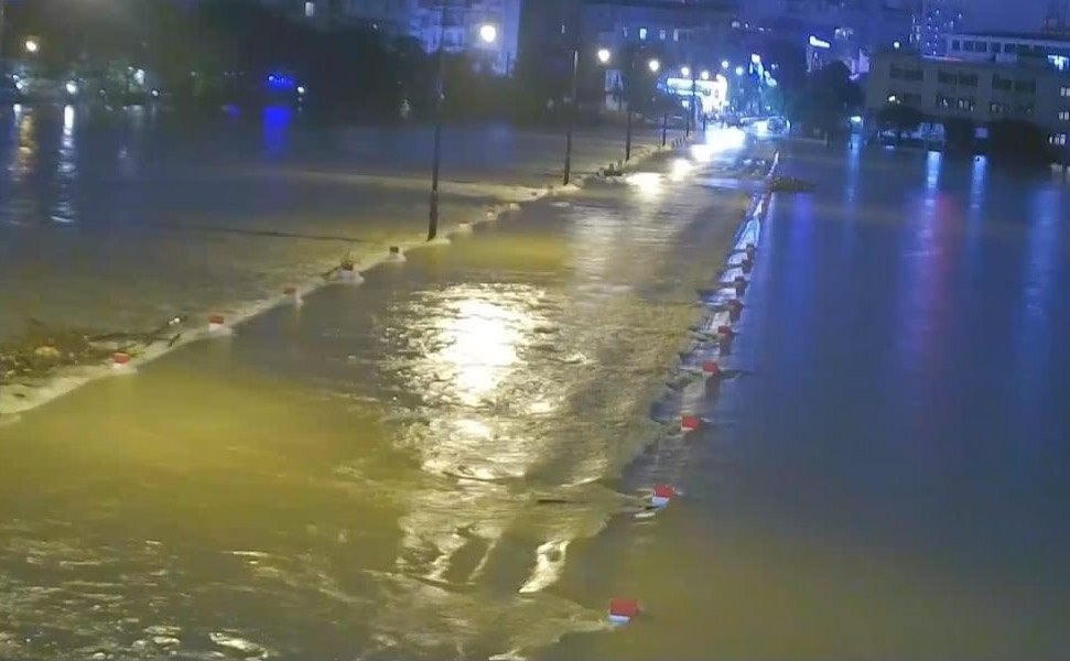 Mưa lớn, nước lên nhanh, nhiều tuyến đường ở Huế ngập nặng