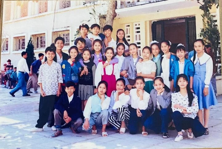 Khánh Thi khoe ảnh 30 năm trước cùng Nguyệt thảo mai 'Phía trước là bầu trời'