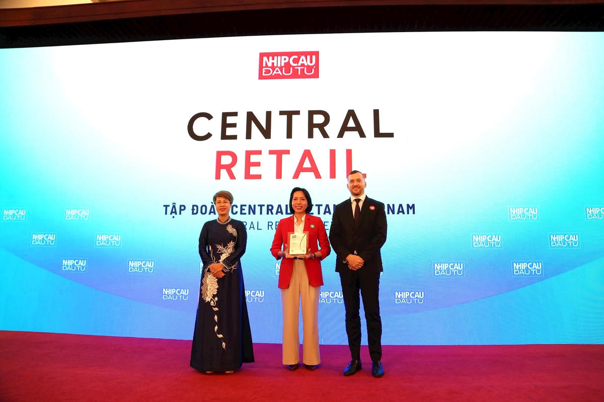 1-dai-dien-central-retail-don-nhan-chung-nhan-doanh-nghiep-phat-trien-ben-vung-tieu-bieu-2025.jpg