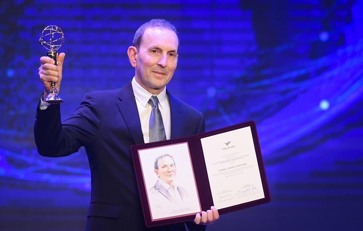 Ba chủ nhân giải thưởng VinFuture 2023 vào Top 100 người ảnh hưởng nhất thế giới
