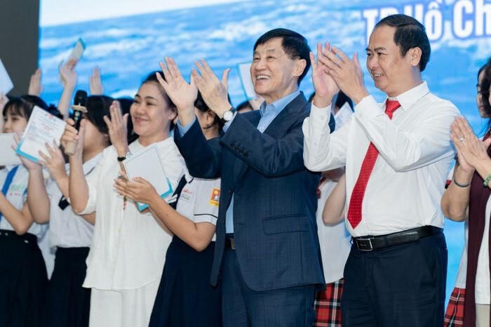 Tỷ phú Johnathan Hạnh Nguyễn sở hữu khối tài sản khổng lồ ở tuổi U80