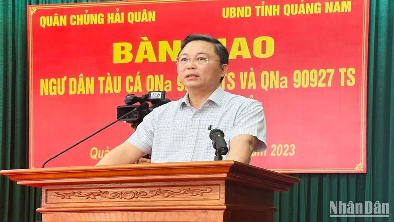 Bàn giao các ngư dân chìm tàu cho cơ quan chức năng, chính quyền địa phương
