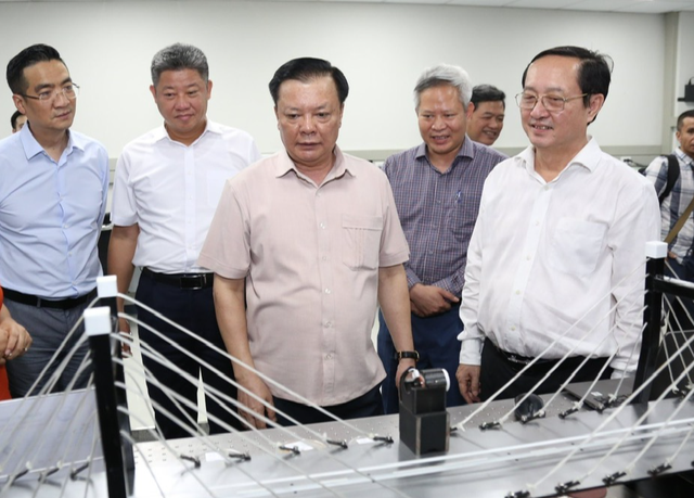 Bí thư Thành uỷ Hà Nội Đinh Tiến Dũng và Bộ trưởng Bộ KH&CN Huỳnh Thành Đạt khảo sát thực tế tại Khu CNC Hoà Lạc tháng 6/2023 - Ảnh: VGP