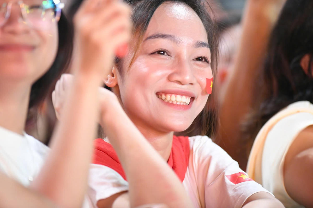 Hàng chục nghìn khán giả cùng đứng dậy, hướng về lá cờ đỏ sao vàng tung bay giữa sân vận động và đồng thanh hát Quốc ca.