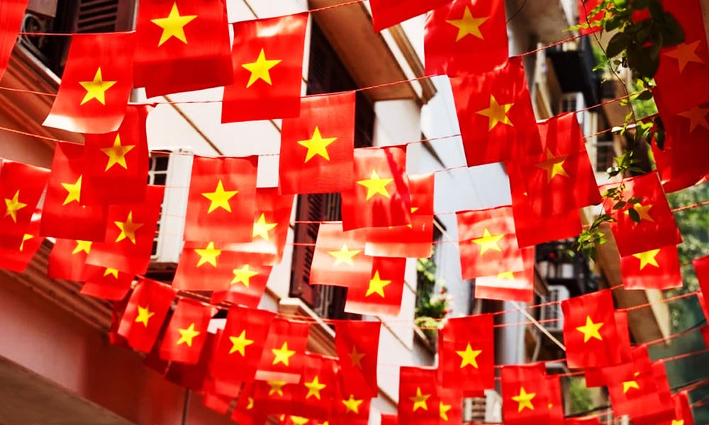 Tặng quà cho người dân nhân dịp kỷ niệm 80 năm Cách mạng Tháng Tám và Quốc khánh 2/9.