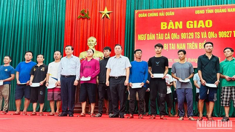 Bàn giao các ngư dân chìm tàu cho cơ quan chức năng, chính quyền địa phương