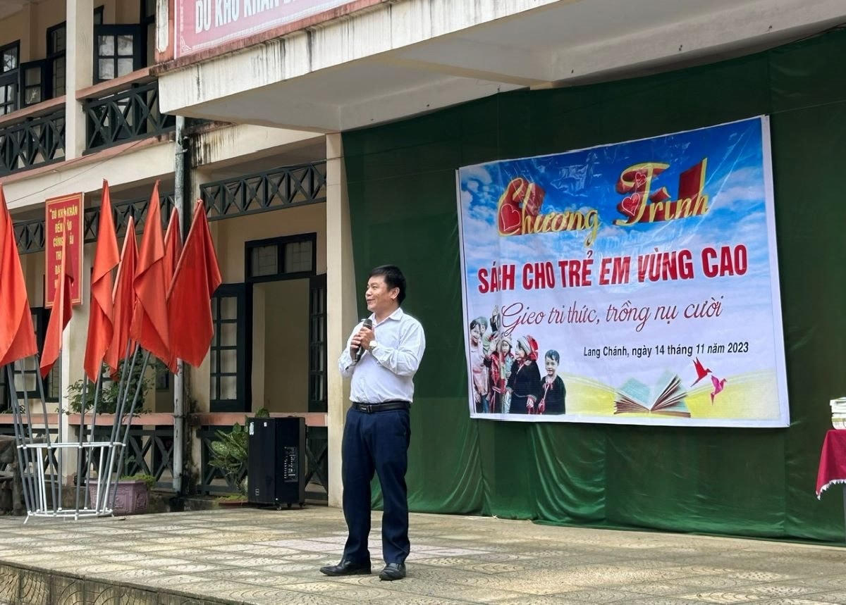 Trao sách và áo ấm cho học sinh vùng cao Thanh Hoá