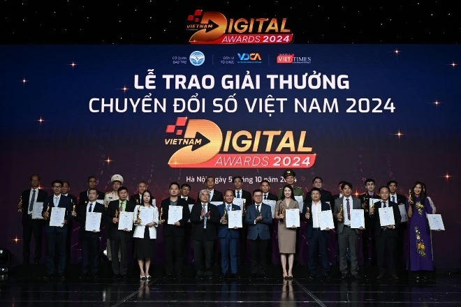 Đồng chí Lê Quốc Minh, Ủy viên Trung ương Đảng, Tổng Biên tập Báo Nhân Dân, Phó Trưởng ban Tuyên giáo Trung ương, Chủ tịch Hội Nhà báo Việt Nam và đồng chí Nguyễn Quân nguyên Bộ trưởng Bộ Khoa học và Công nghệ trao giải cho các cơ quan nhà nước, doanh nghiệp chuyển đổi số xuất sắc.
