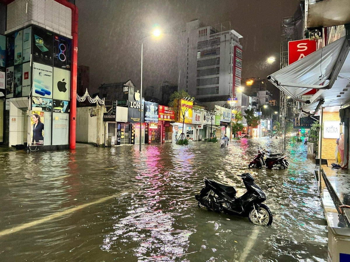 Mưa lớn, nước lên nhanh, nhiều tuyến đường ở Huế ngập nặng