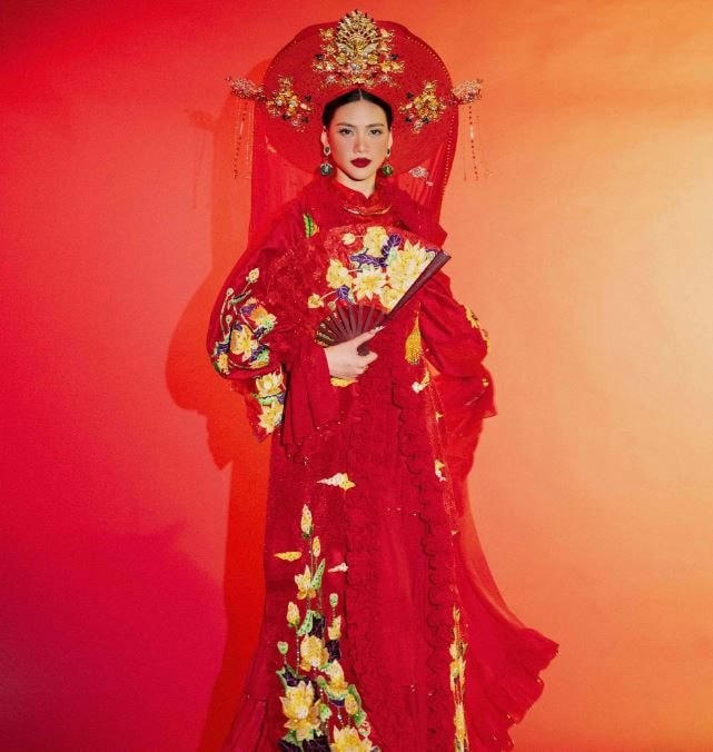 Trang phục hầu đồng được biểu diễn tại Miss Universe