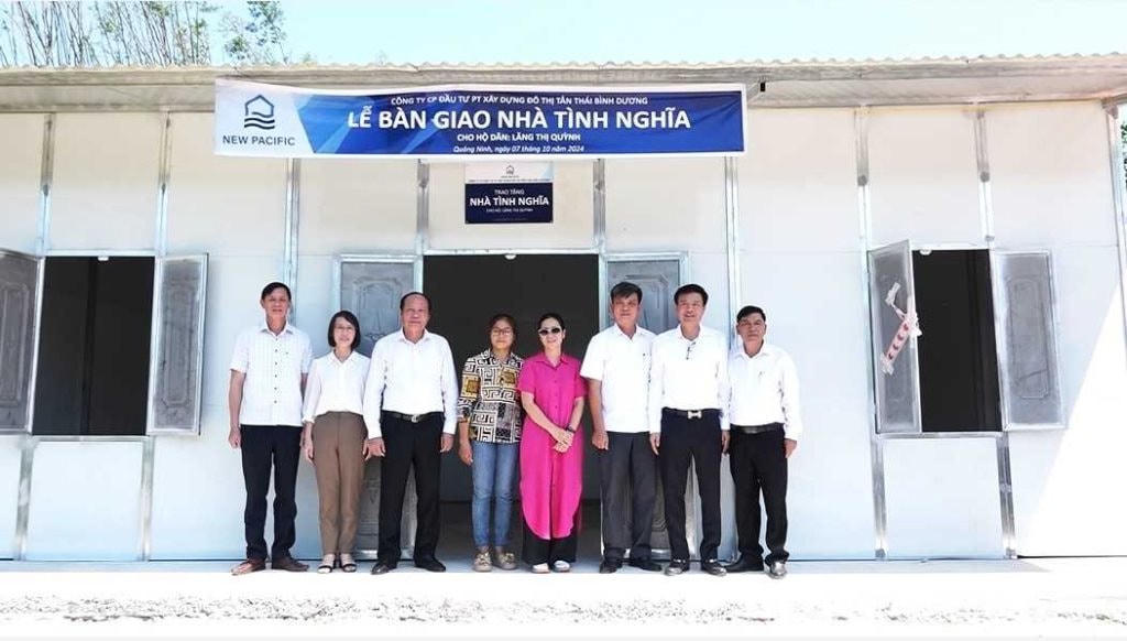 2267532_cac_dong_chi_lanh_dao_ban_giao_nha_tinh_nghia_cho_cac_ho_bi_sap_nha_hoan_toan_o_thon_dai_van_xa_dai_xuyen_do_chiu_anh_huong_thiet_hai_cua_bao_so_3_yag_16533710.jpg