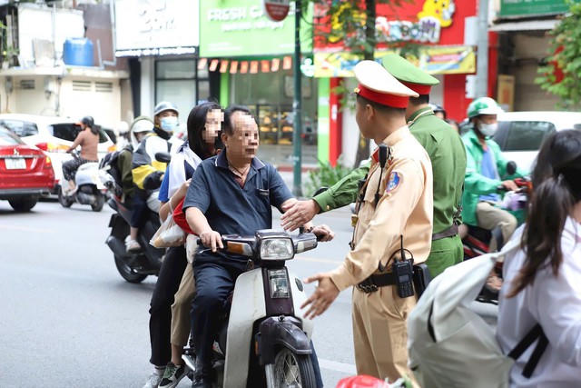 Hà Nội: Xử lý 332 học sinh, phụ huynh vi phạm giao thông - Ảnh 1.