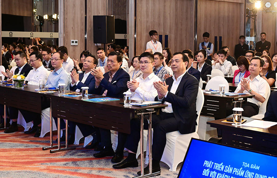 Lãnh đạo, đại biểu tham dự Tọa đàm. Ảnh: TITC