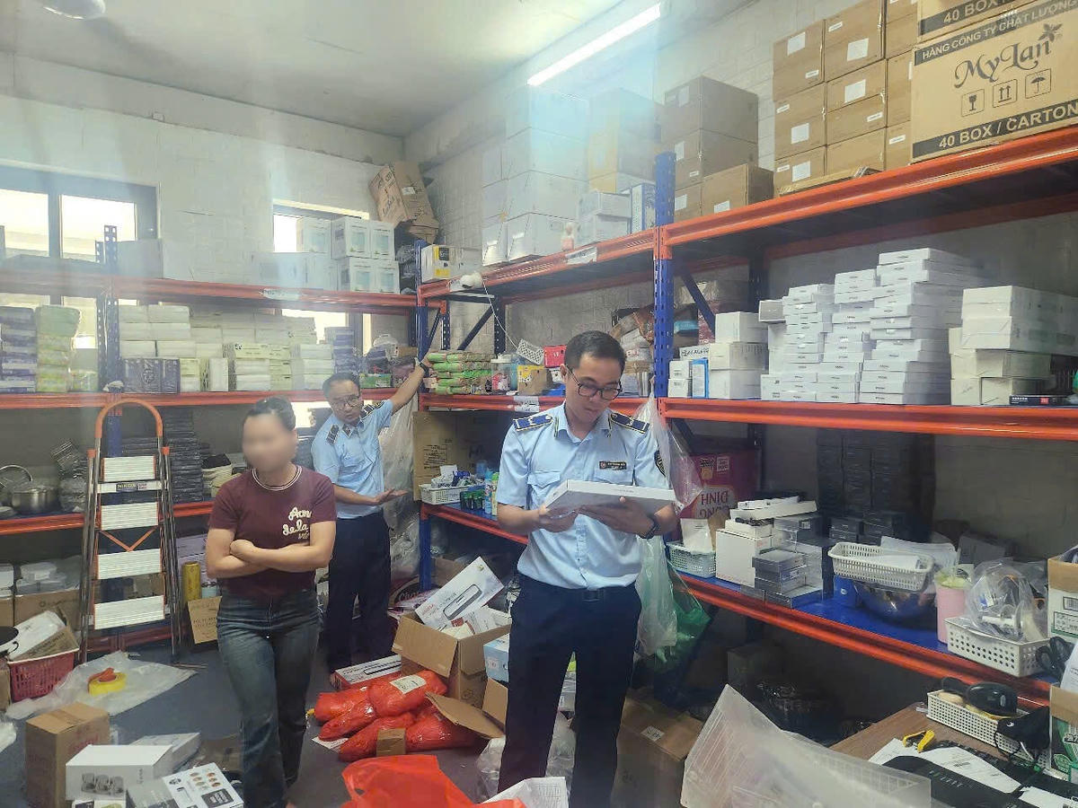 Đoàn kiểm tra hàng hóa thực tế tại cơ sở kinh doanh.