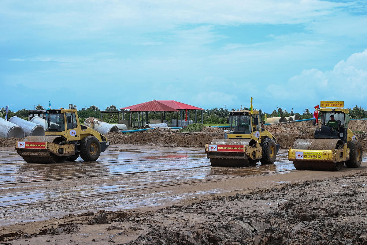 Thủ tướng kiểm tra công trường, chỉ đạo thông tuyến 2 dự án cao tốc tại ĐBSCL vào 19/12/2025- Ảnh 9.