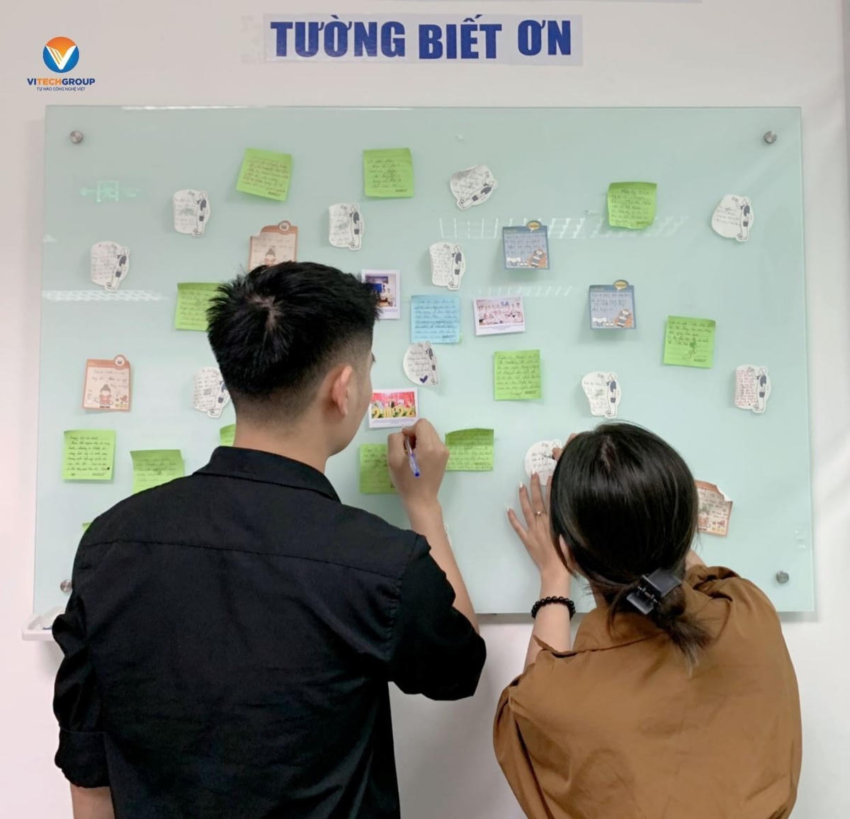 Gen Z tại Startup công nghệ: Chào cờ, hát Quốc ca và xem phim cách mạng