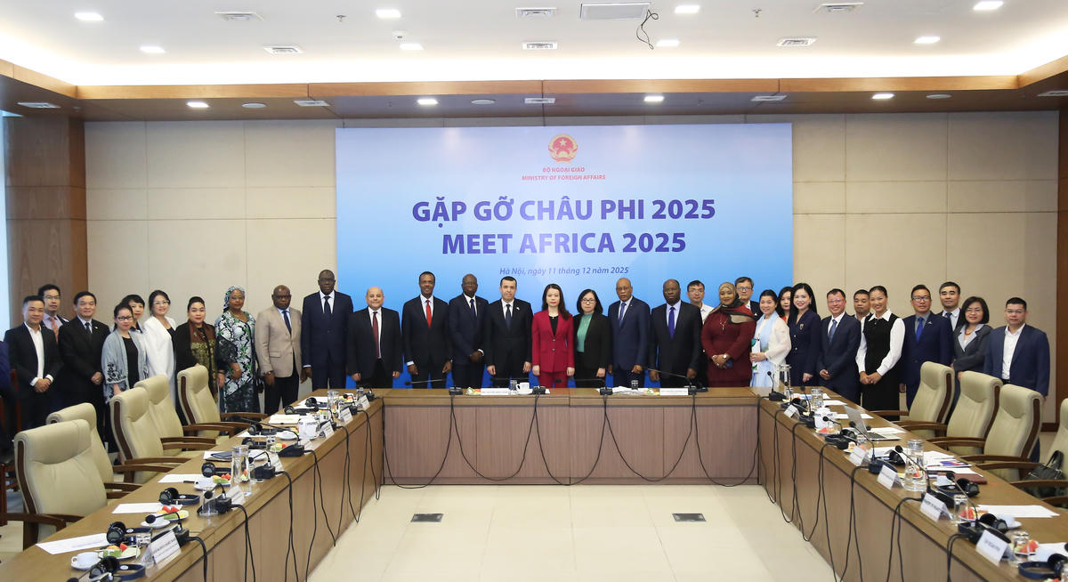 Các đại biểu chụp ảnh lưu niệm.